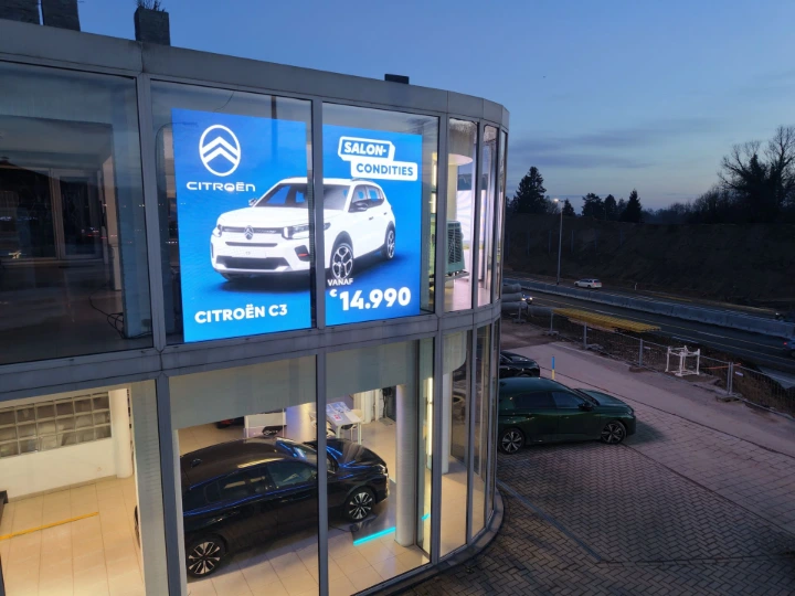 écran led vitrine garage